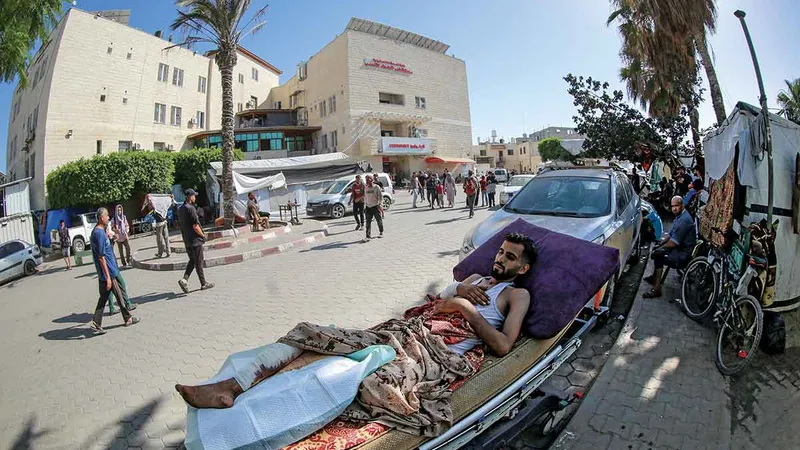 LA NEVOIE Proviziile medicale sunt rare, ca în cazul acestui bărbat din fața Spitalului Martirilor Al-Aqsa din Deir al-Balah, în iunie, și al lui Alzaanin