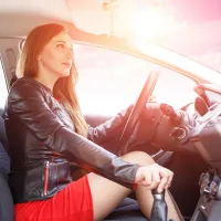 Mulți șoferi consideră că știu să schimbe vitezele. Ce se poate întâmpla dacă „sari” din 4 în 2? - Foto: Profimedia Images - Imagine cu rol ilustrativ