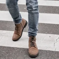 Un bărbat și-a trasat propria trecere de pietoni pe DN 17C, la Slava. S-a ales cu dosar penal. / Foto: pexels.com