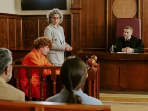 Curtea unui tribunal - Foto: Freepik