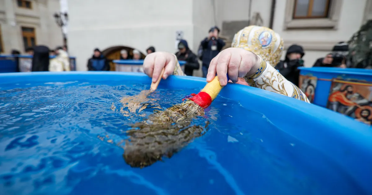 Câte zile se bea Agheasma Mare? Vezi cum trebuie păstrată corect și la ce o poți folosi în gospodărie • Newsweek România