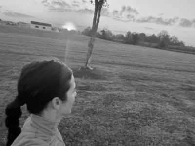 O jurnalistă și soțul ei, găsiți împușcați în casă. Ce s-a întâmplat cu fiul lor de 3 ani, martor la tragedie