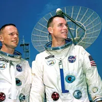 Armstrong, şi pe pagina opusă, şi Scott se îmbarcă pe Gemini 8, pe 16 martie 1966. Deşi s-au aşteptat la provocări, nu ştiau că vor fi împinşi la limita abilităţilor lor doar pentru a rămâne în viaţă.