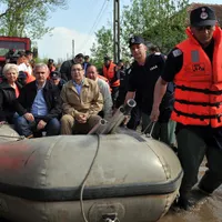 Dragnea și Ponta în aceeași barcă la inundațiile din aprilie 2014