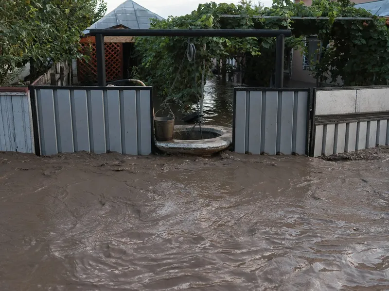 România, lovită de ciclonul periculos. Se fac EVACUĂRI de urgență în județele Vrancea și Galați - Foto: INQUAM PHOTOS/ George Călin