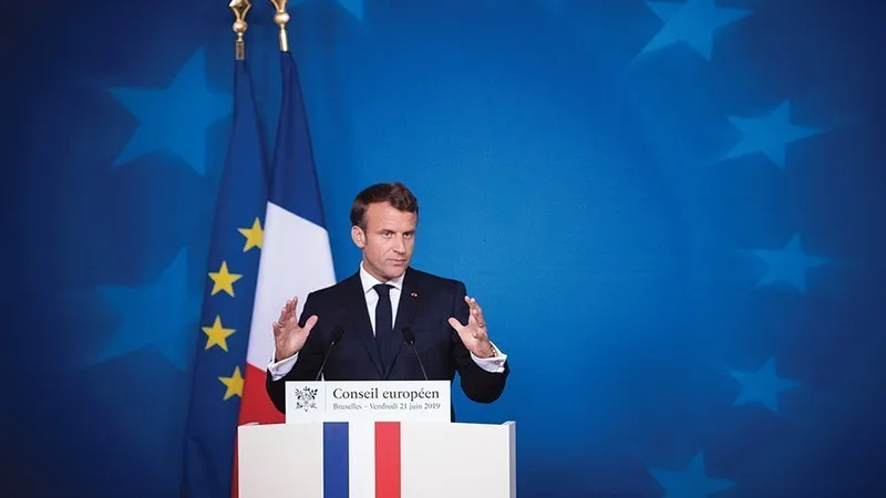 La 23 aprilie 2017, Emmanuel Macron a înfrânt partidele tradiționale de Dreapta și de Stânga, fiind, pentru prima dată de la formarea celei de-a cincea Republici franceze în 1958 când candidații acestora n-au intrat în „finalele“ prezidențiale
