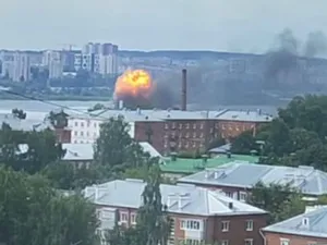 VIDEO Momentul în care dronele ucrainene lovesc fabrica rusă de apărare aeriană din Ijevsk. Explozii, incendii, „decese și răniți”