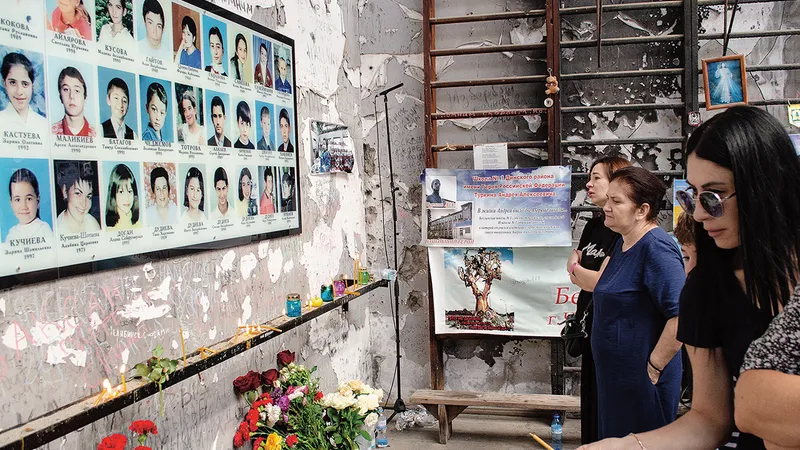 SEPTEMBRIE 2022. Omagiu adus victimelor de la Beslan, la 18 ani de la atacul soldat cu 334 de morți. Putin a folosit atacul pentru a centraliza puterea și a numi personal șefii de regiuni - Foto: Profimedia Images