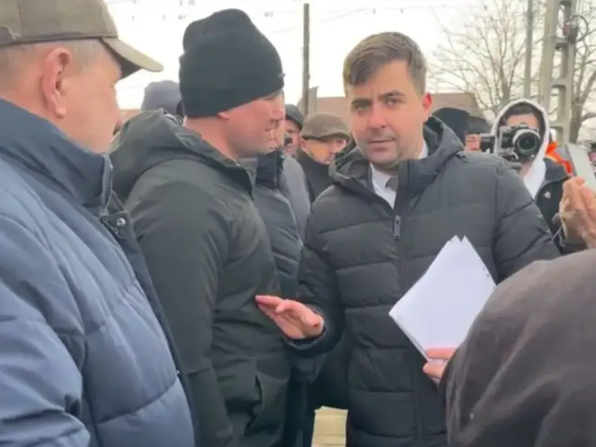 Protest la o primărie din Suceava. Taxa de salubrizare triplată i-a revoltat pe localnici