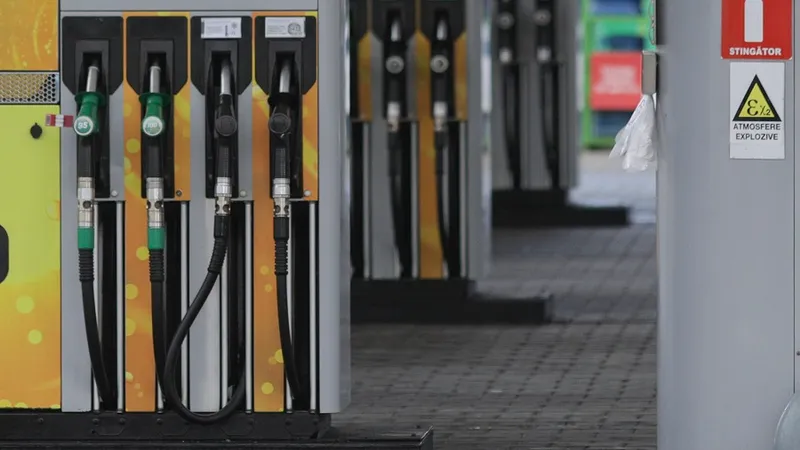 Prețul barilului de petrol a sczăut sub 100 $, dar motorina costă tot peste 8,2 lei/litru în România Foto: INQUAM Photos/ Octav Ganea