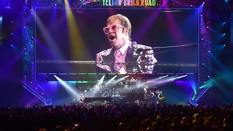 Imagine dintr-un concert al lui Elton John/FOTO: ultimateclassicrock.com
