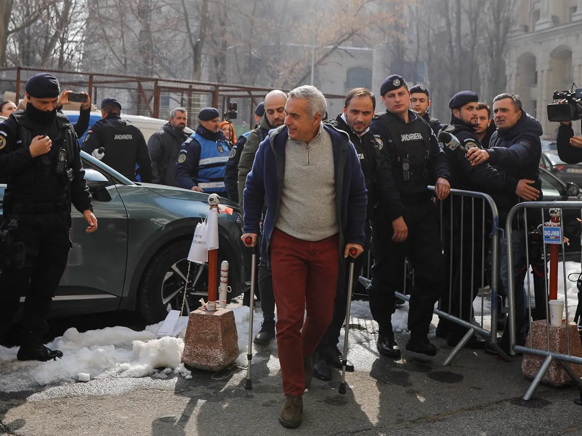Călin Georgescu a purtat pantaloni roșu-grena în diferite apariții publice - Foto: INQUAM Photos/Mălina Norocea (rol ilustrativ)
