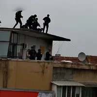 Intervenția echipelor de asalt după ce un bărbat s-a jucat cu o armă pe balcon. Putea fi reală - Foto: Captură video (amator)