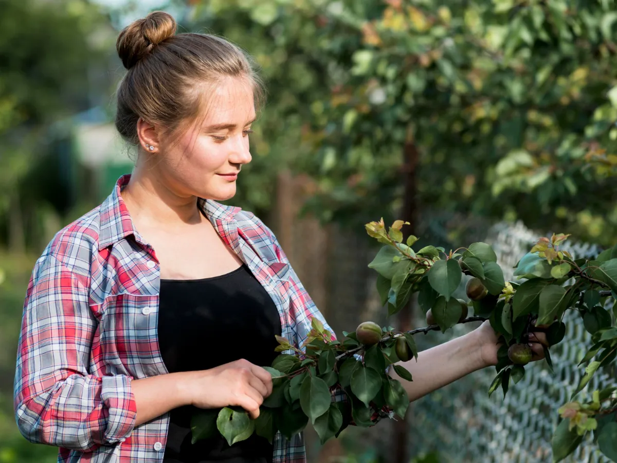Femeie în grădină - Foto: Freepik (Imagine cu rol ilustrativ)