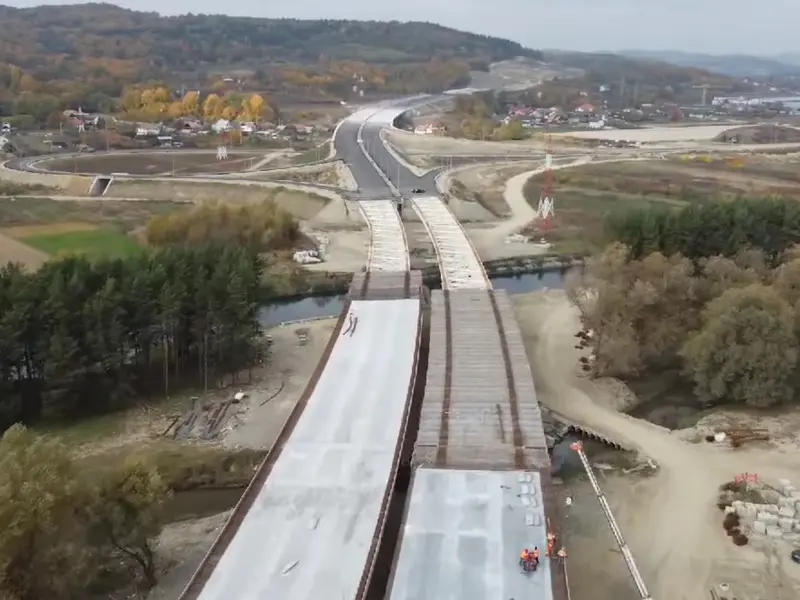 Cum merg lucrările pe cea mai așteptată autostradă din România. Încă 18 km, gata în 2024? - Foto: captură video