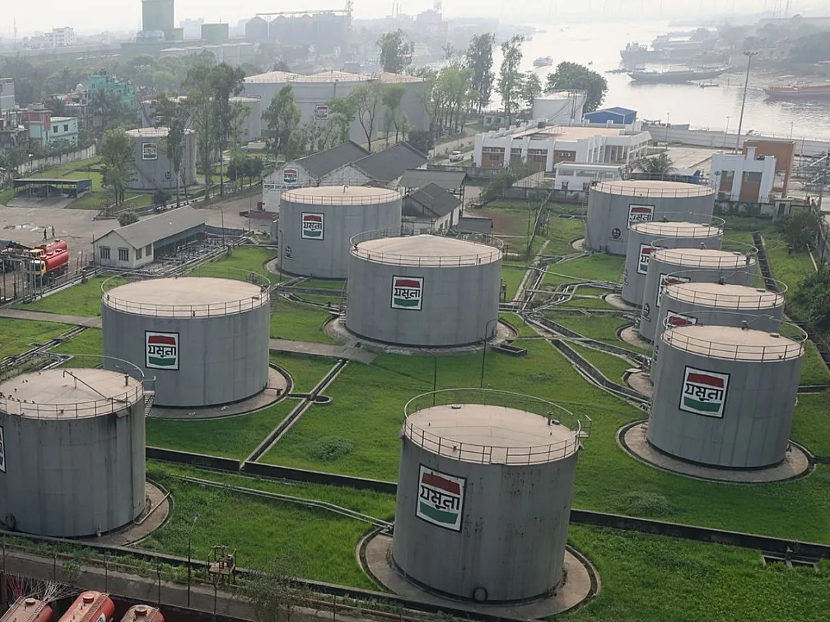 Toată lumea este afectată. Depozit de petrol în Dhaka, Bangladesh - Foto: Profimedia Images (Imagine cu caracter ilustrativ)