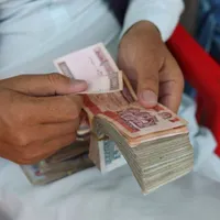 Talibanii au scos la licitație dolarii pentru a întări moneda afgană/foto: reuters