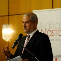 Fostul premier Adrian Năstase se sincronizează cu Dmitri Medvedev şi profeţeşte dezastre - Foto: PSD - Foto: Fundatia Titulescu