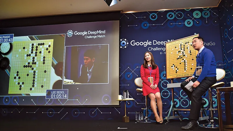 Comentatorii explică, în timp ce, pe ecran, marele maestru sud-coreean la Go Lee Se-Dol provoacă supercomputerul AlphaGo în 2016; Ke Jie, în vârstă de 19 ani, se confruntă cu AlphaGo în 2017