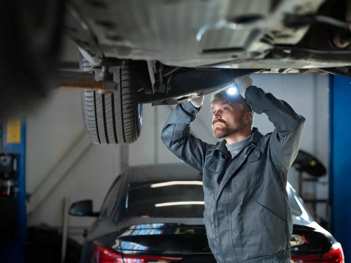 Inginer într-un service auto - Foto: Freepik (rol ilustrativ)