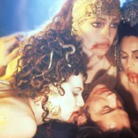 Michaela Bercu, în "Bram Stoker's Dracula", de Francis Ford Coppola, împreună cu Florina Kendrick, Monica Bellucci şi Keanu Reeves - Foto: Profimedia Images
