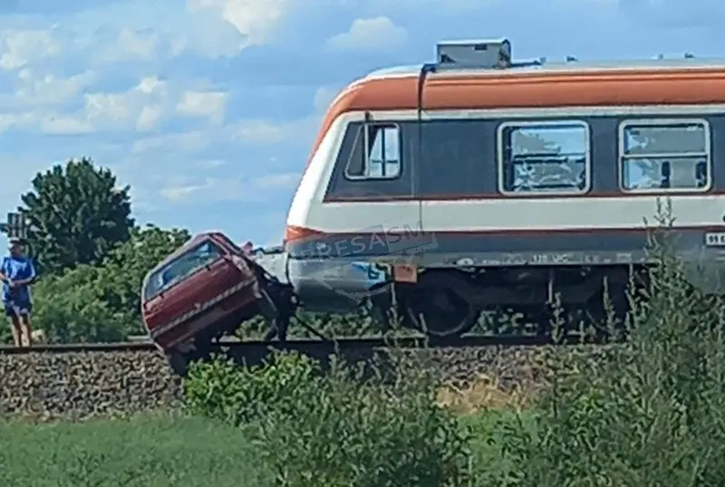 Cum a fost târâtă zeci de metri o mașină lovită în plin de un tren în Satu Mare Foto: presasm.ro