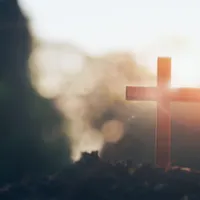 Sărbătoare religioasă pe 22 mai, cu cruce neagră. Cine a fost sfântul ucis pentru credința sa? - Foto: Freepik.com (Imagine cu caracter ilustrativ)