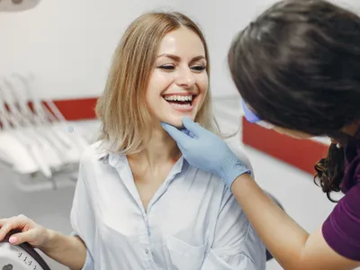 Dentistul verifică dantura unei paciente- Foto: magnific (rol ilustrativ)