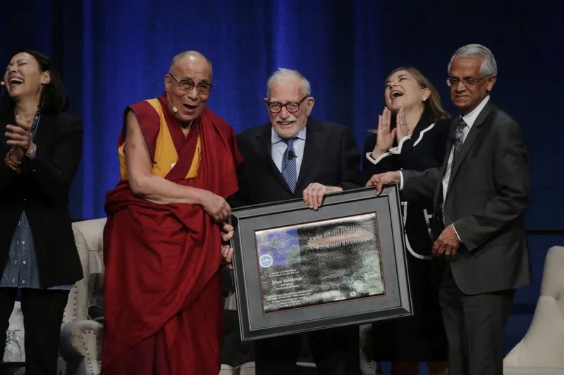 Veerabhadran Ramanathan, aici sărbătorind ziua lui Dalai Lama, &icirc;mpreună cu alte persoane publice - Foto: Profimedia Images
