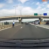 VIDEO Cum îți pune un polițist viața în pericol. Te oprește, pe autostradă, de pe banda de viteză