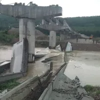 Urgie meteo, în nordul României. Grinzile unui pod peste Someș, dărâmate de vijelie - Foto: Facebook/Nicolae Moldovan
