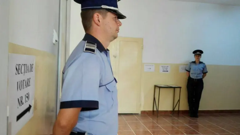 Polițist într-o secție de votare. Sursa foto: Digi24.ro