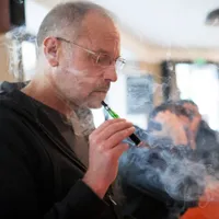 Gata cu „era fumatului” electronic în baruri și restaurante. Amenzi uriașe pentru cine încalcă Legea - Foto: Profimedia images - Caracterilustrativ
