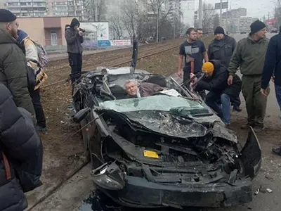Un tanc rusesc se suie pe o mașină cu șoferul înăuntru/foto: captură video