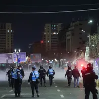 Un bărbat care a participat, luni, la protestul din Piaţa Universităţii împotriva măsurilor impuse de autorităţi în contextul COVID-19, a fost reţinut pentru 24 de ore. / Foto: INQUAM_Photos Bogdan-Ioan Buda