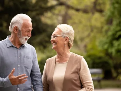 Pensionari la pensie plimbându-se în parc - Foto: Freepik