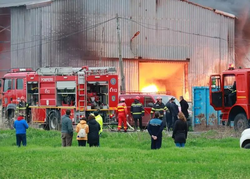 Incendiu de proporţii la Buzău/ Foto: whatsapp