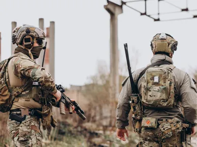 Soldați ai armatei luptând cu arme de foc și apărându-și țara - Foto: Freepik (rol ilustrativ)