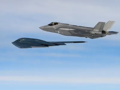 Bombardier strategic invizibil B-2A Spirit al Forțelor Aeriene ale SUA zboară în formație cu un avion de vânătoare invizibil F-35A - Foto: Profimedia Images (imagine cu  rol ilustrativ)