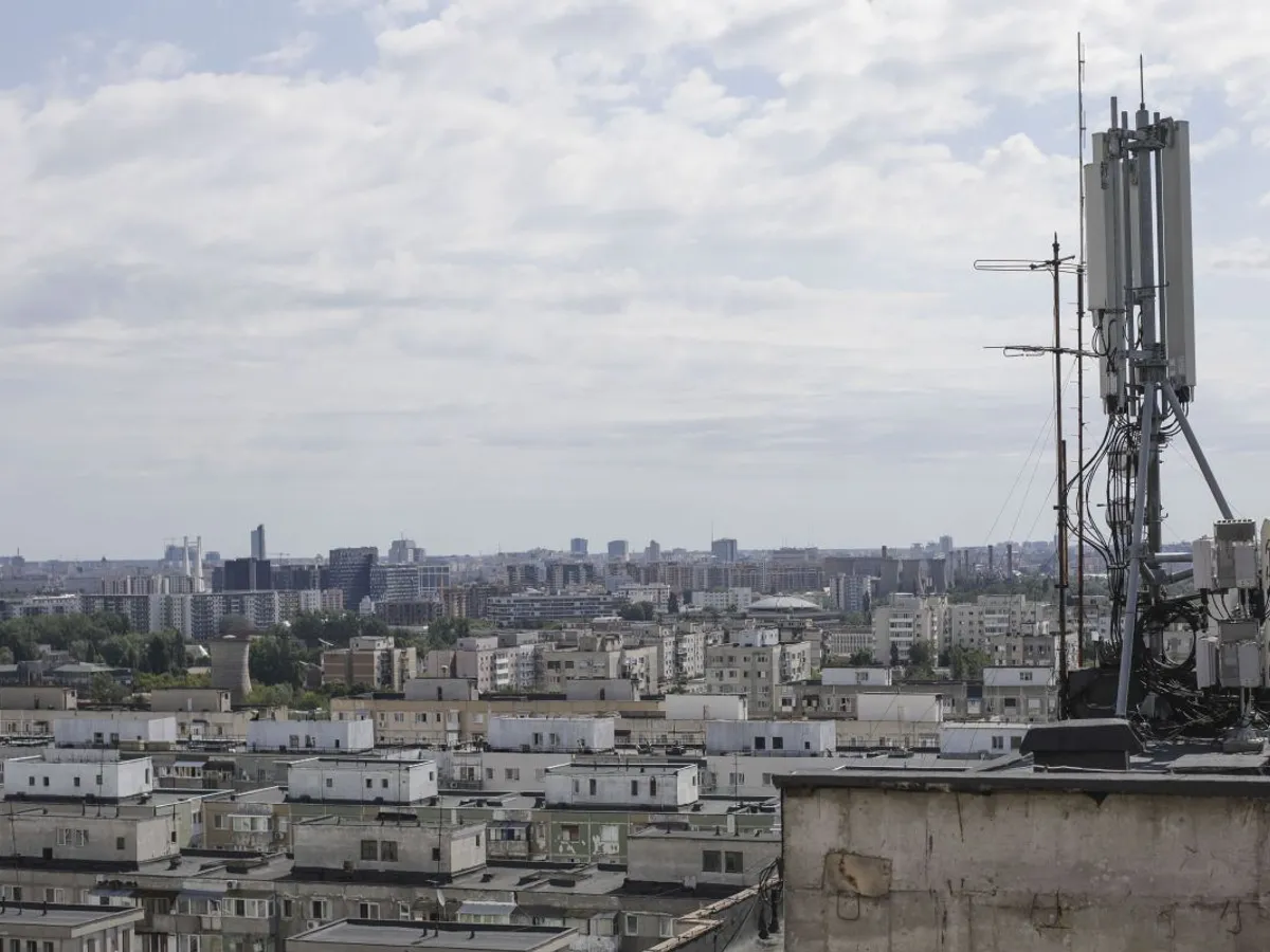 Banii obţinuţi din chiria antenelor de pe bloc nu se dau proprietarilor. Ce se intâmplă cu ei lună de lună?