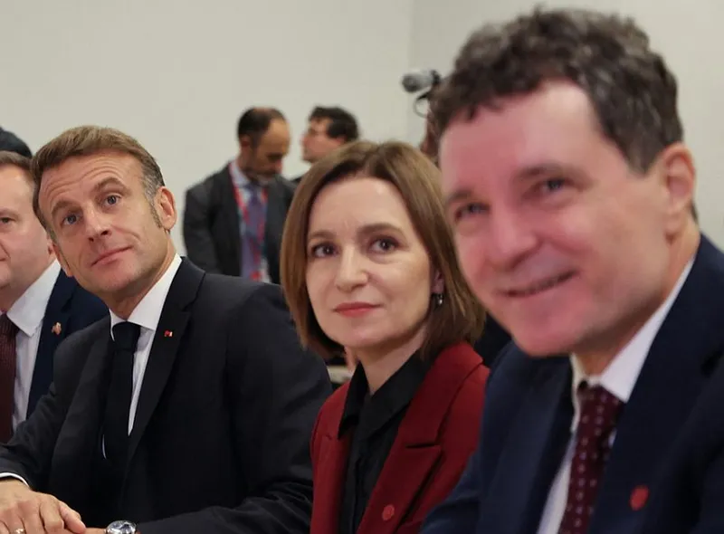 Nicușor Dan, Maia Sandu şi Emmanuel Macron, la o reuniune a grupului central al Moldovei - Foto: Profimedia Images