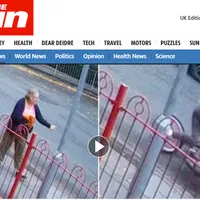 O femeie pe bicicletă a fost lovită mortal de o mașină. A fost  bruscată să coboare de pe trotuar - Foto: The Sun / Captură video