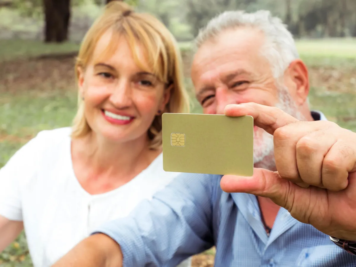 Când se bagă pensie din aprilie pe card: vineri sau luni? Lista pensionarilor ce iau 400 lei bonus Foto: Freepik (fotografie cu caracter ilustrativ)