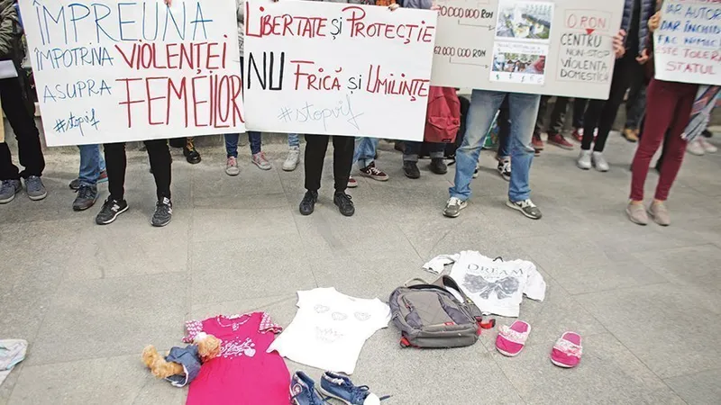 Protest la închiderea adăpostului Invicta, singurul din București deschis non-stop pentru victimele violenței - Foto Inquam Photos - Octav Ganea