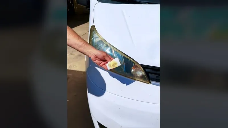 Ce pot face șoferii cu ulei de măsline pentru a vedea mai bine? Atenție, trebuie să fie extra virgin - Foto: captură video