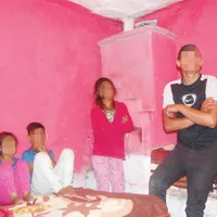 Daniel Durag, unchiul fetiței moarte de rujeolă, are grijă de patru frați mai mici  și de iubita lui de 13 ani