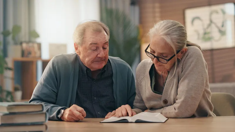 Pensionari care citesc despre pensie - Foto: Freepik