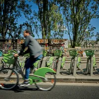 OBIECTIVE OLIMPICE Parisul dorește ca Jocurile din 2024 să fie cele mai ecologice de până acum. Bicicliști lângă Sena