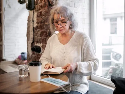 pensionară cu documente foto: freepik (rol ilustrativ)