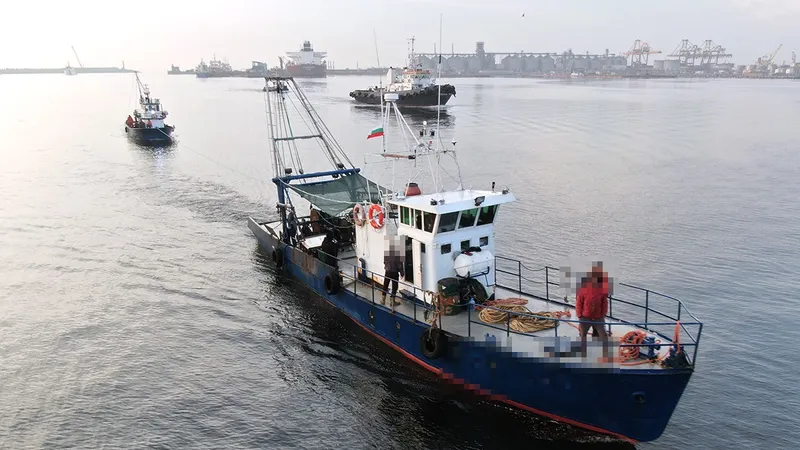 Trei nave de pescuit sub pavilion au fost prinse de Garda de Coastă la furat calcan și rechin în în apele românești ale Mării Negre. - Foto: dobrogea.tv